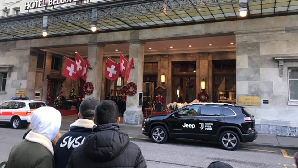 Wann kommen sie heraus? Juventus-Fans am Mittwochnachmittag vor dem Hotel Bellevue in Bern.