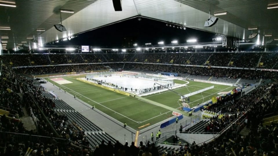 Das Tatzenderby findet im Fussballstadion statt.