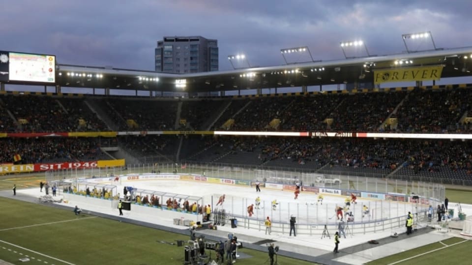Eishockey im Fussballstadion: Zum zweiten Mal nach 2007 fand ein Berner Derby im Stade de Suisse statt.