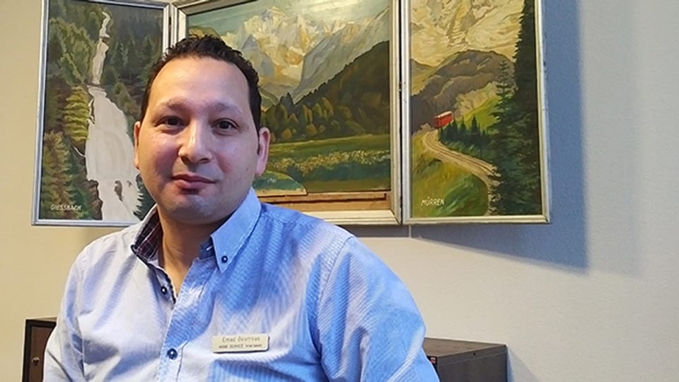 Emad Boutrous berät arabische Touristen in Interlaken.