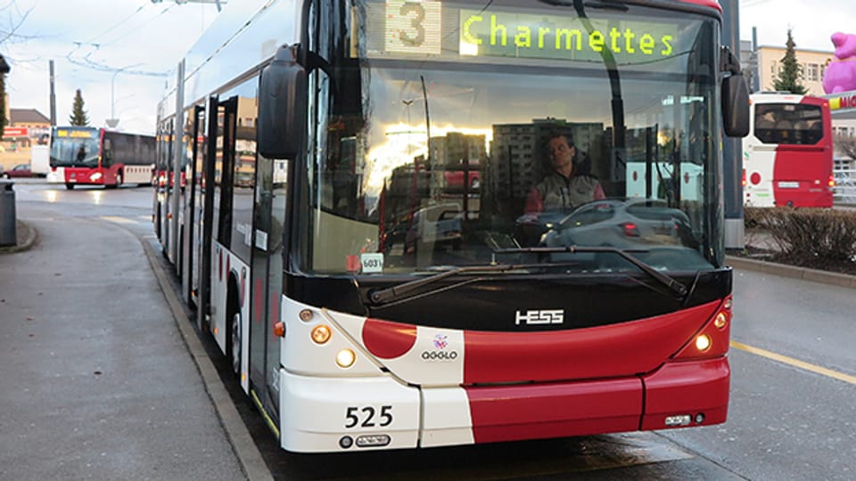 Busse stehen in der Stadt Freiburg oft im Stau.