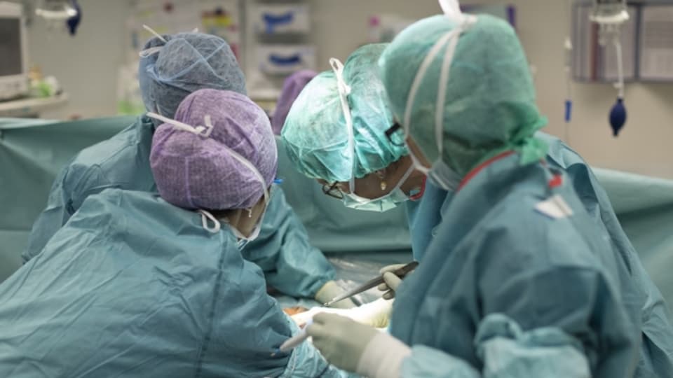 Schwangere Ärztinnen stehen oft zu lange im Operationssaal.