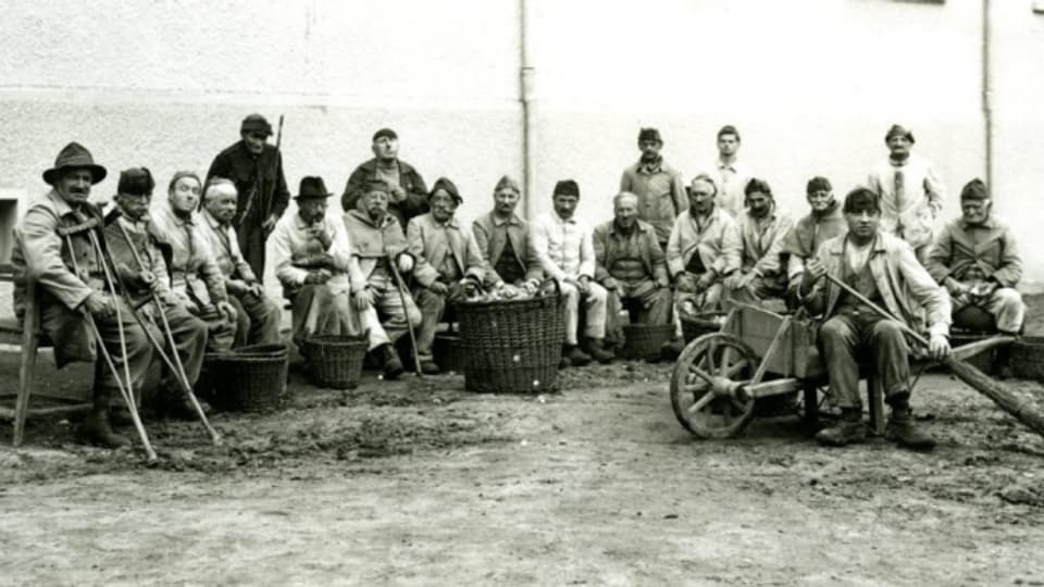 Eine Gruppe Internierter in Bellechasse – zwischen 1920 und 1930.