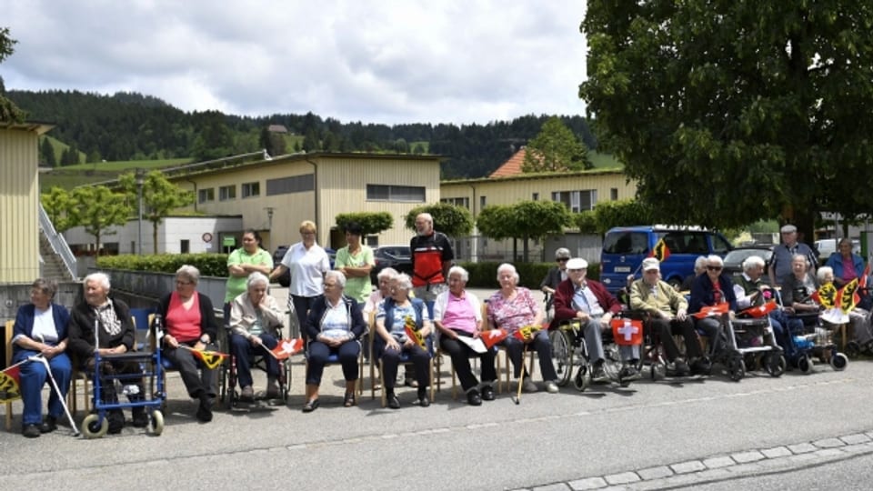 Sie warteten auf die Tour de Suisse – und schon bald auch auf die Trachtengruppen?