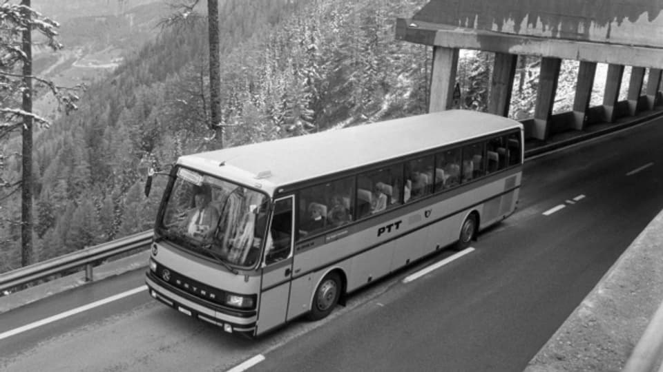 Ein Postauto unterwegs auf dem Simplonpass im Kanton Wallis, aufgenommen im Juni 1992.