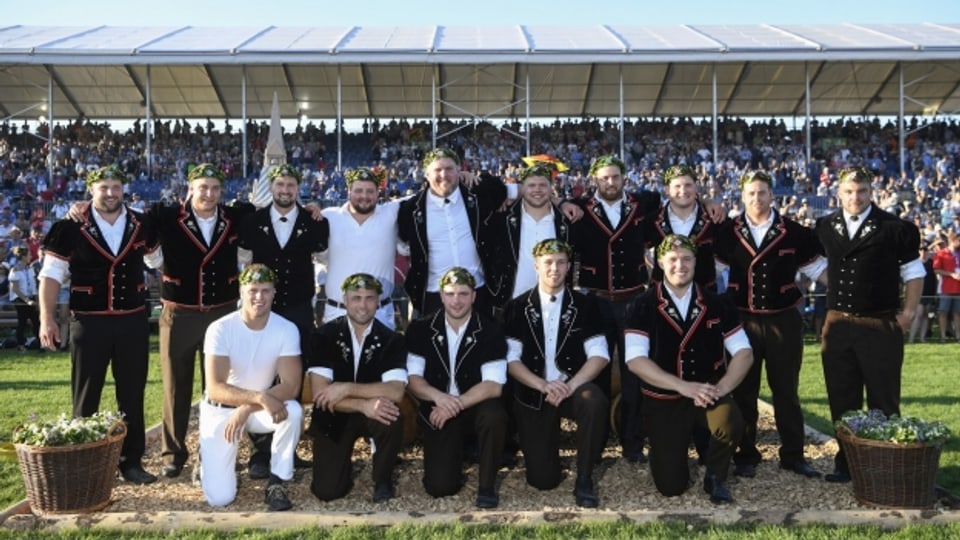 Die 15 Berner Kranzschwinger posieren zum Abschluss des Eidgenössischen Schwing- und Älplerfests.