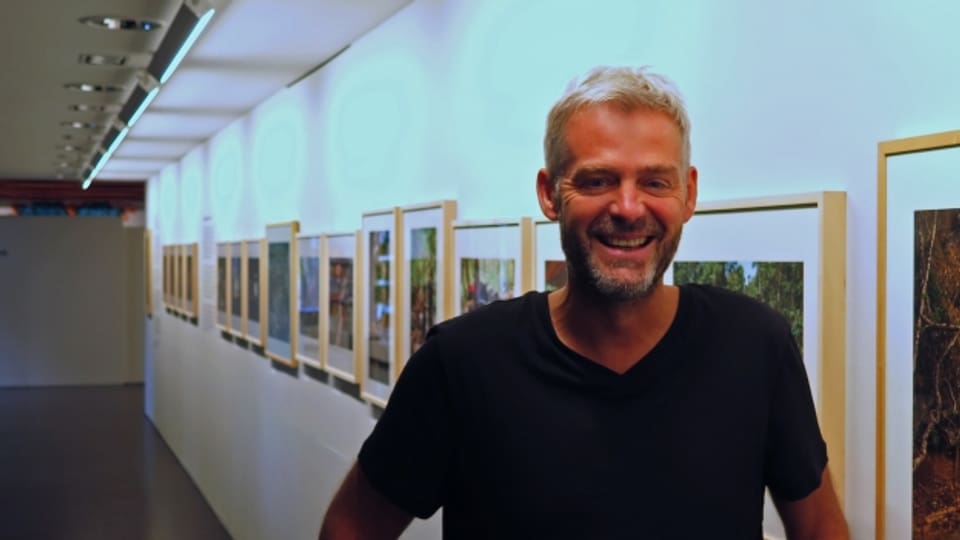 Der Berner Fotograf Tomas Wüthrich in seiner Ausstellung.