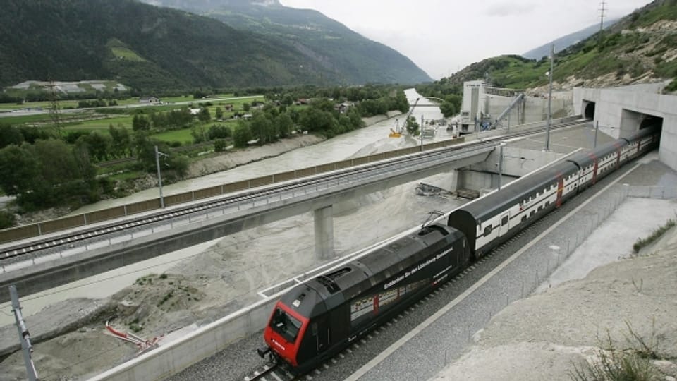 Der Lötschberg-Basistunnel soll für mehrere Monate gesperrt werden.