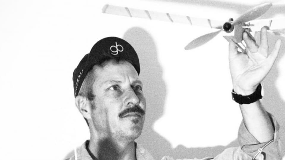 Hansmartin Amrein mit einem Modellflugzeug in der Hand.