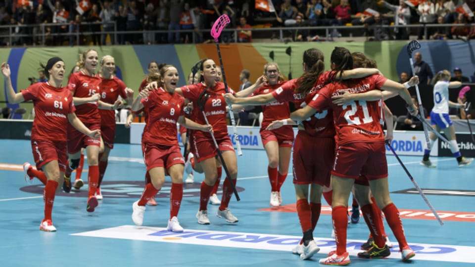 Die Schweizerinnen spielen sich an der Unihockey-WM von Sieg zu Sieg.