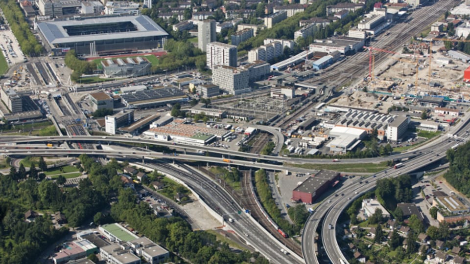 Die Autobahnen A1 und A6 bei der Verzweigung Breitfeld Ittigen in Bern mit dem Stade de Suisse Wankdorf am Donnerstag, 9. August 2012.