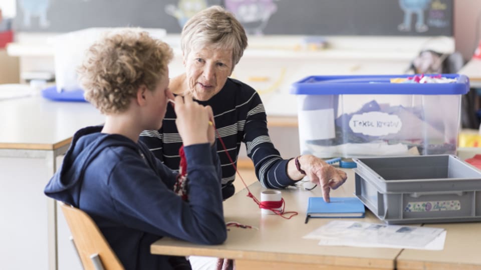Seniorinnen und Senioren können Lehrkräfte im Alltag unterstützen. (Symbolbild)