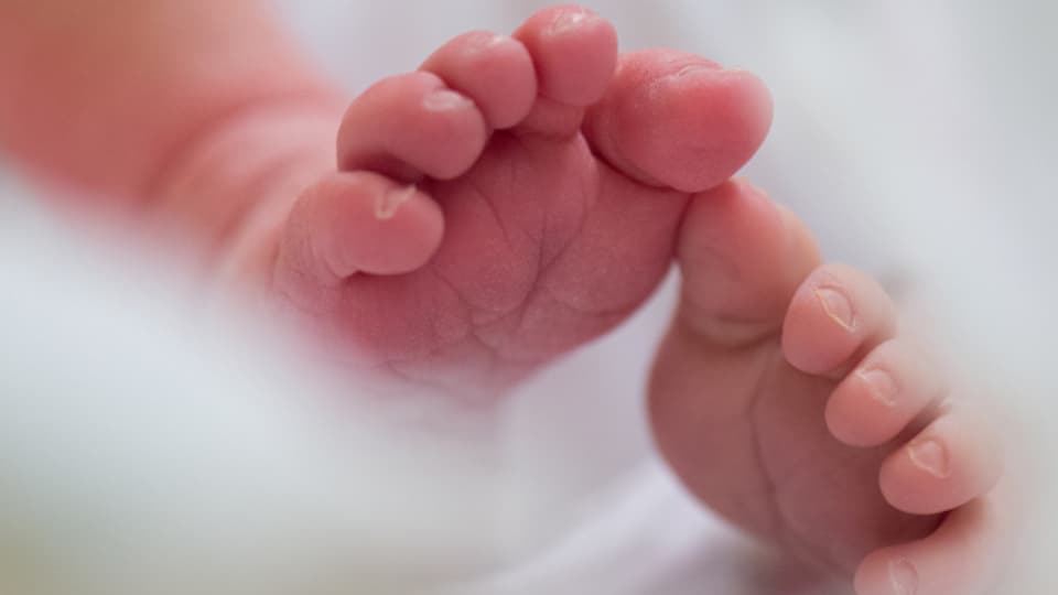 Toter Säugling wurde auf einem Parkplatz gefunden