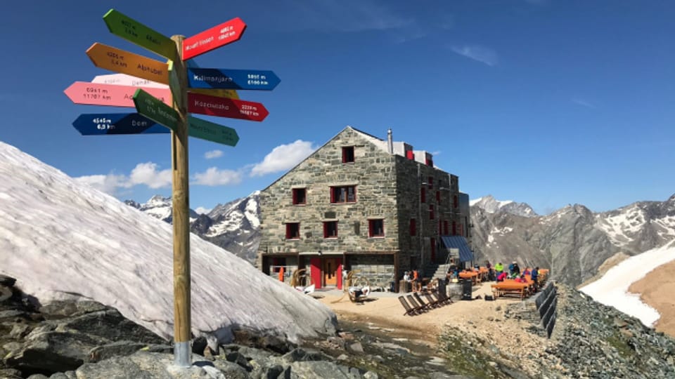 Die Britannia-Hütte ist eine der meistbesuchten SAC-Hütten der Alpen und ist Ausgangspunkt der Haute-Route.
