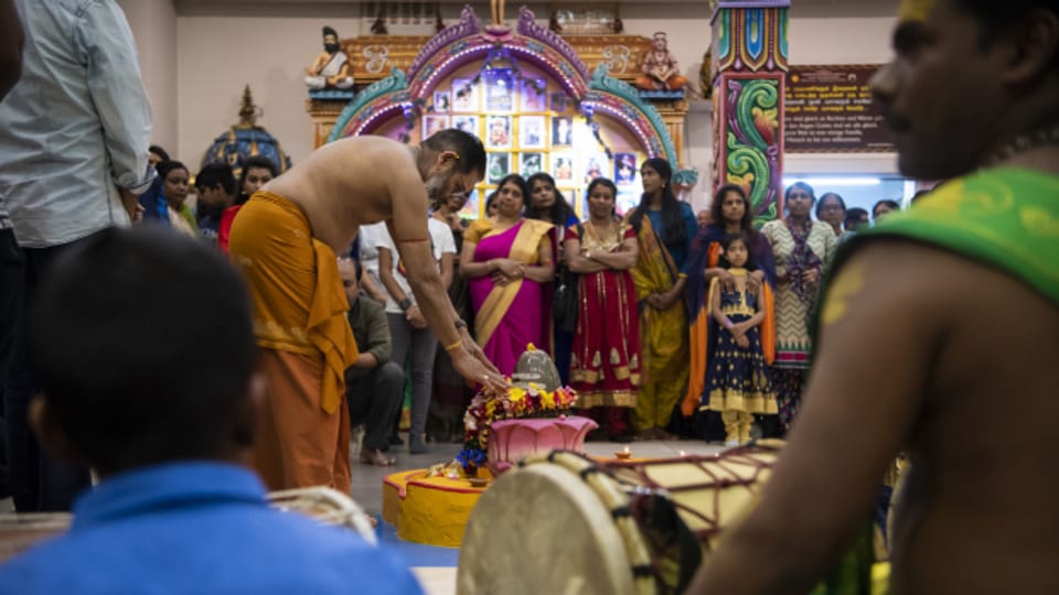 Tamilische Gläubige treffen sich im Berner Haus der Religionen.