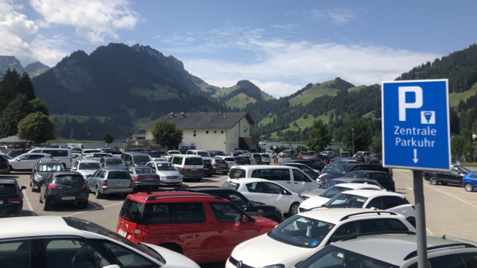 Der Parkplatz am Schwarzsee ist oft voll