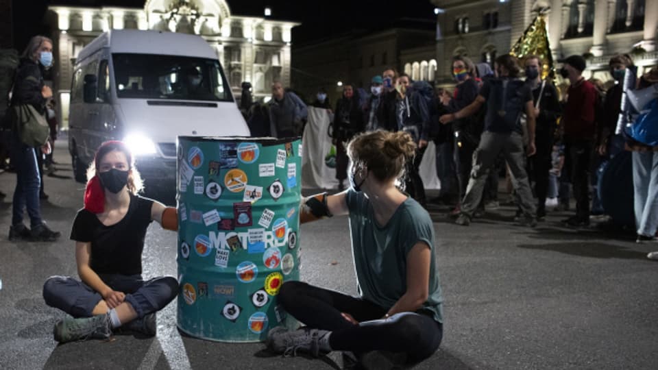 Klimaaktivisten besetzen den Bundesplatz.