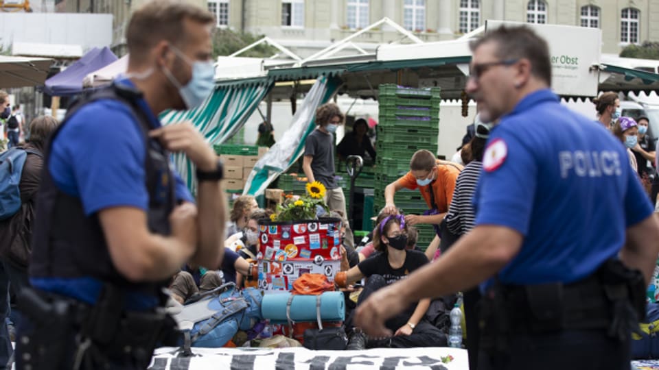 Klimaaktivistinnen und -aktivisten sind auch am Dienstag auf dem Bundesplatz geblieben