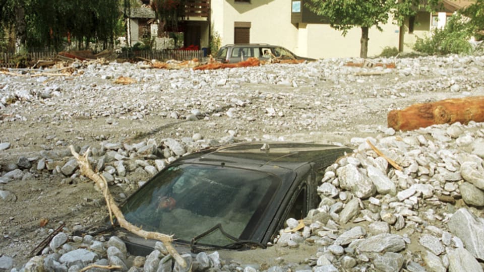 Nach Tagen mit schweren Regenfällen trat am 15. Oktober 2000 der Baltschiederbach über die Ufer.
