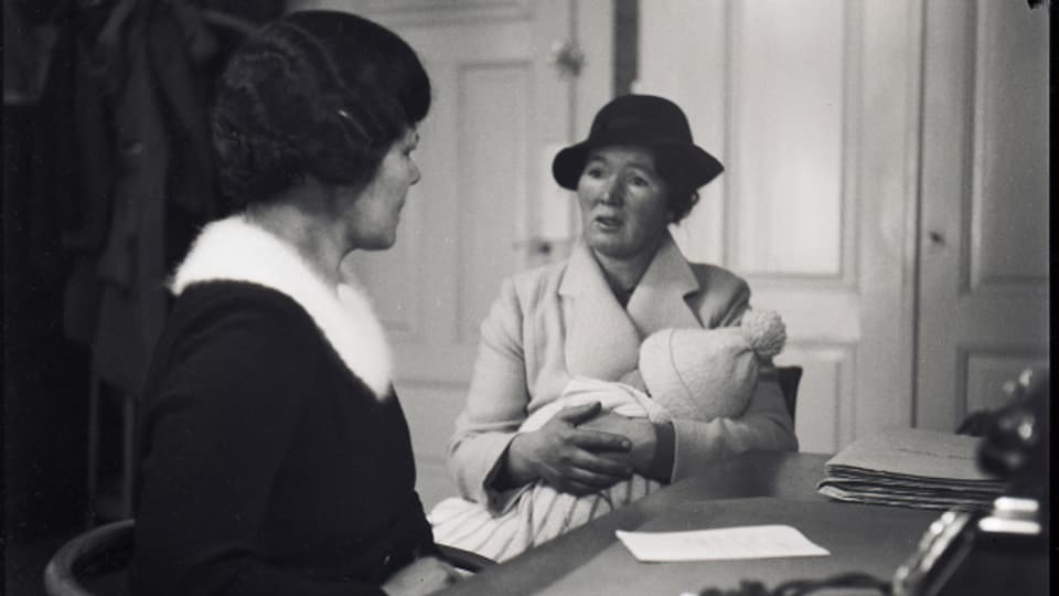 Sprechstunde im Büro einer Fürsorgerin (1930er-Jahre)