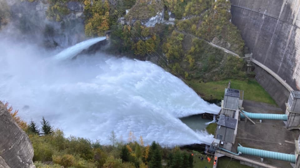 Offene Schleusen beim Staudamm in Rossens FR