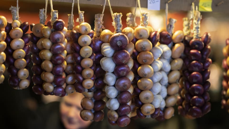 Die traditionellen Zwiebelzöpfe werden nun nur an einigen wenigen Ständen verkauft.