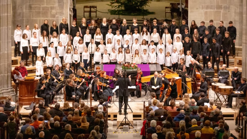 Um die 100 Kinder zwischen 5 und 21 Jahren singen im Berner Münster Kinder- und Jugendchor.