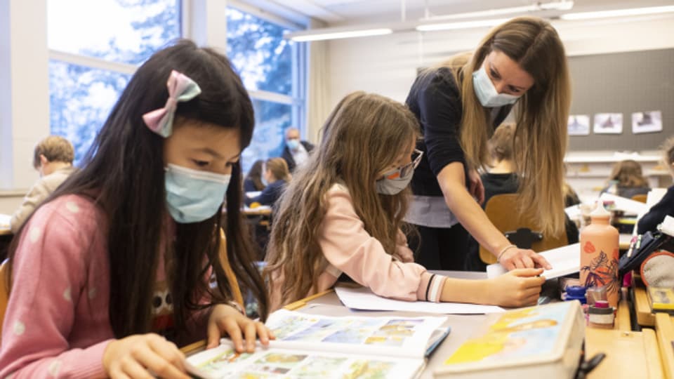 Solange die Fallzahlen tief bleiben, sollen die Berner Schulen offen bleiben, findet eine Mehrheit der Lehrkräfte.