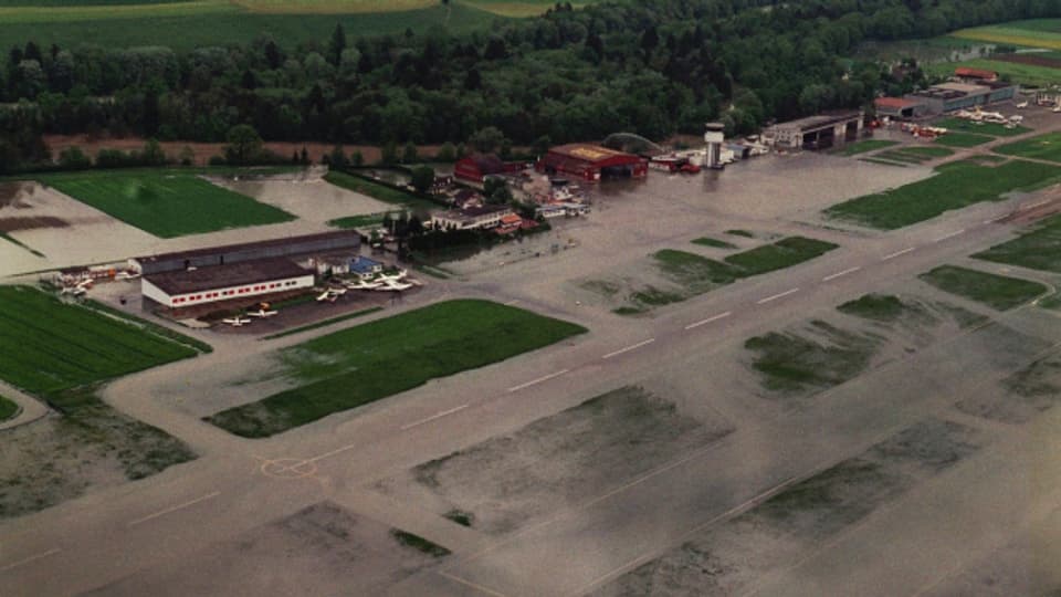 Der Flugplatz Bern-Belpmoos stand im Mai 1999 unter Wasser.