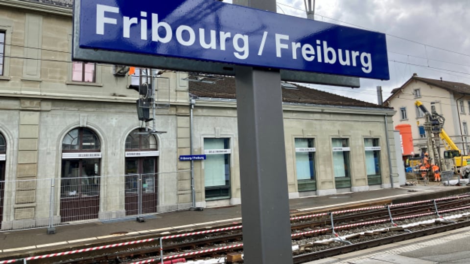 Zumindest der Bahnhof in Freiburg ist zweisprachig angeschrieben