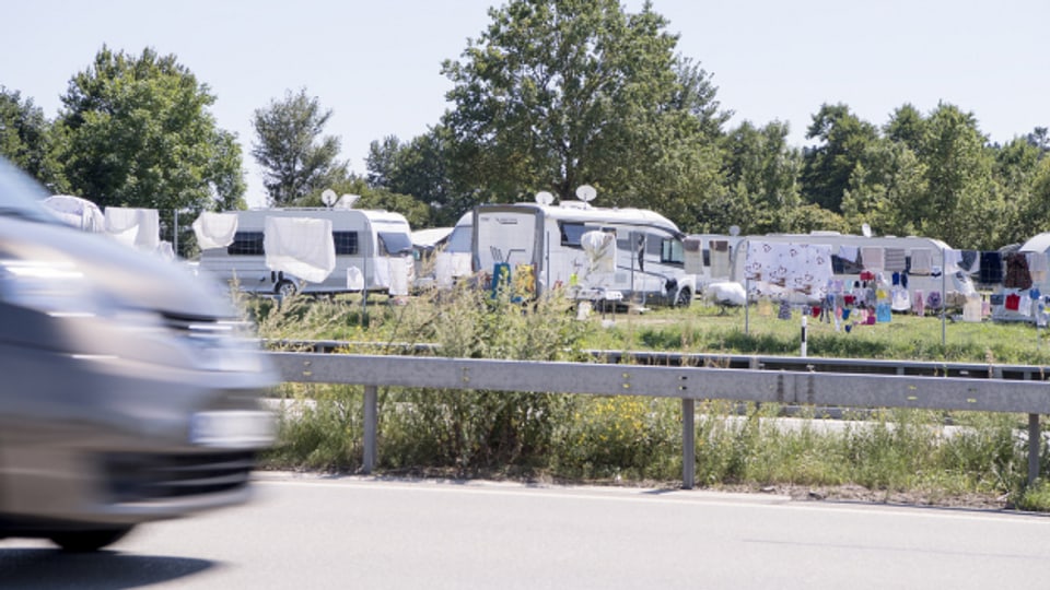 In der Schweiz gibt es nach wie vor viel zu wenig Halteplätze für Fahrende aus dem In- und Ausland.