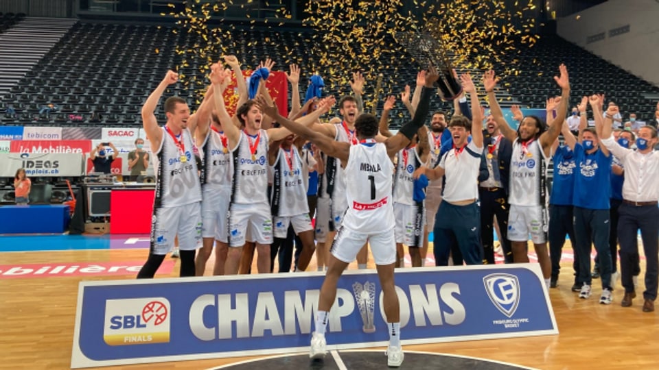 Die Basketball-Spieler von Fribourg Olympic jubeln nach dem Gewinn des dritten Schweizermeister-Titels in Folge