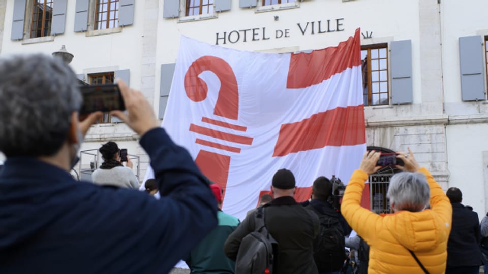 Am 28. März wehten vor dem Regierungsgebäude in Moutier bereits diverse Jura-Fahnen.