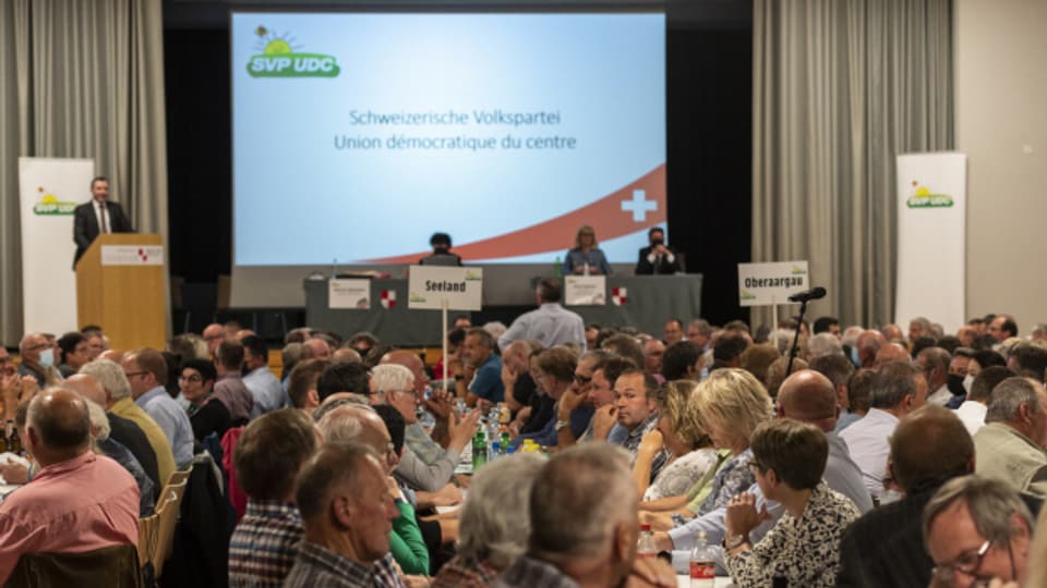 Angemeldet waren 160 Personen, gekommen sind 420: Die Delegiertenversammlung der SVP Kanton Bern in Belp.