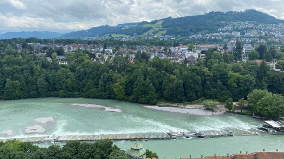 Die Aare in Bern führt relativ viel Wasser. Doch trotz erneutem Regen sinken die Pegel.