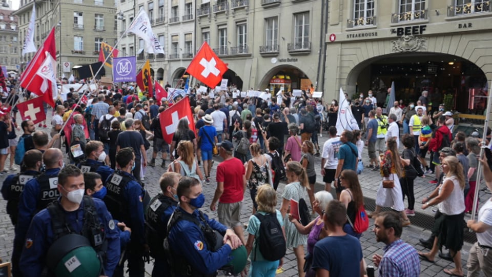 Gegnerinnen und Gegner der der Corona-Schutzmassnahmen zogen spontan durch Bern.