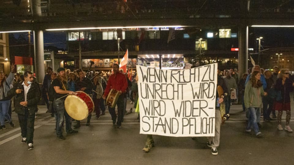 Mehrere Hundert Menschen demonstrierten in Bern gegen die Corona-Massnahmen.