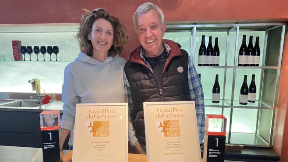 Martin Hubacher und Michaela Gabriel mit der Auszeichnung des Schweizer Weinguts 2021