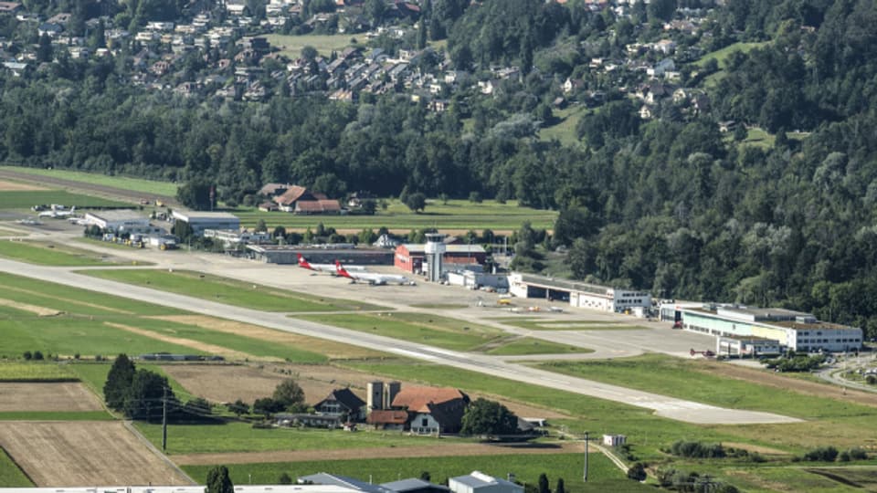 Am Flughafen Bern-Belp wir in die Infrastruktur investiert: Neben dem Tower entsteht ein neuer Hangar.