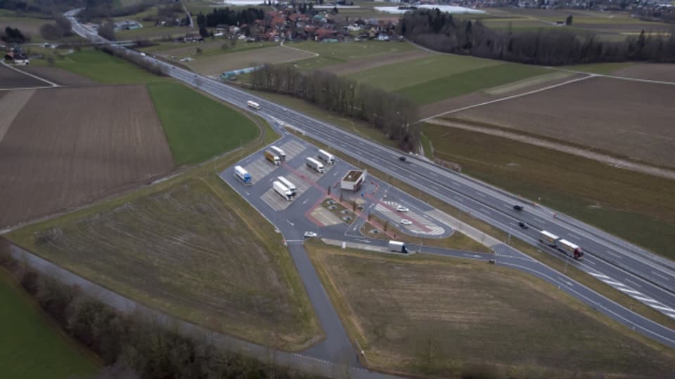 Fahrende stehen regelmässig auf der Autobahnraststätte bei Wileroltigen