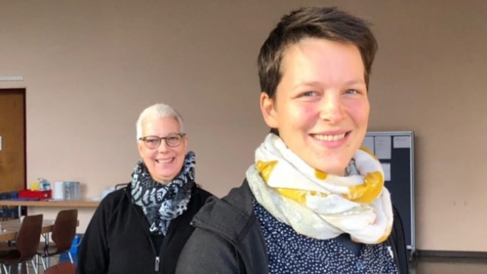 Schulleiterin Barbara Moser (links) und Schulsozialarbeiterin Vera Meier ziehen in Nidau am selben Strick.
