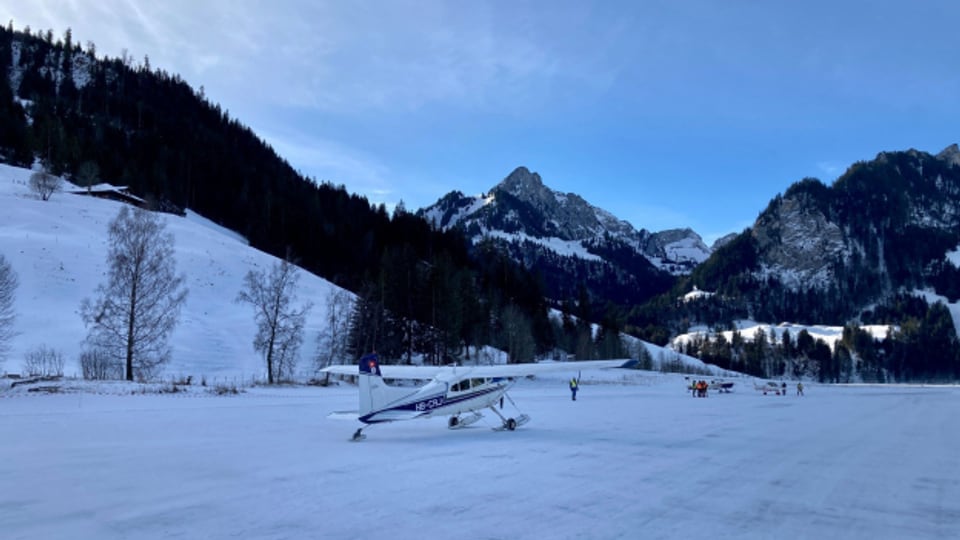 Eisdecke dick genug für Flugzeuge auf dem Schwarzsee