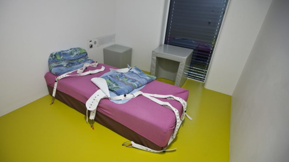 Das Bild aus dem Jahr 2009 zeigt eine 5-Punkt-Fixierung in einer Zelle am Psychiatriezentrum Rheinau ZH.