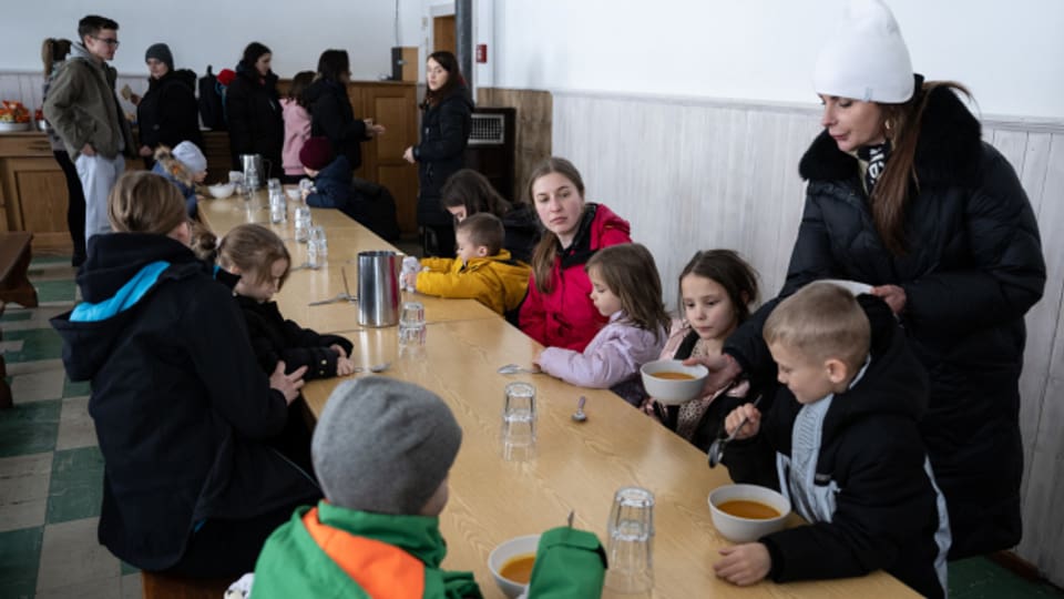 Ukrainische Flüchtlinge erhalten in Kandersteg im Kanton Bern eine warme Mahlzeit.