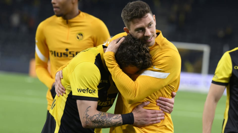 YB-Spieler Sulejmani und Fassnacht jubeln nach dem Heimsieg gegen den FC St. Gallen