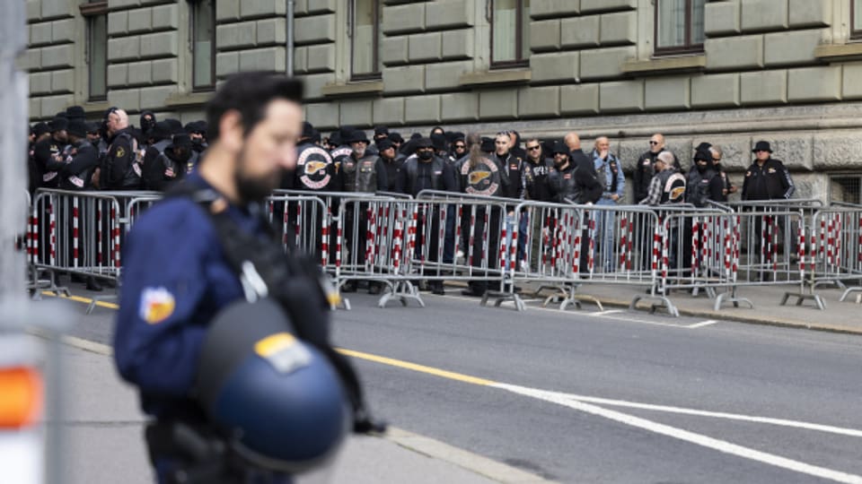 Mitglieder der Hells Angels stehen vor Gerichtsgebäude, während drinnen der Prozess läuft.