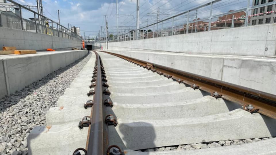 Durch den neuen Bahntunnel fahren ab September die ersten Züge.