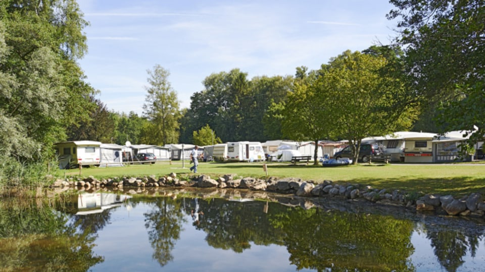 Der TCS Campingplatz in Gampelen am Neuenburgersee mitten im Naturschutzgebiet Fanel.