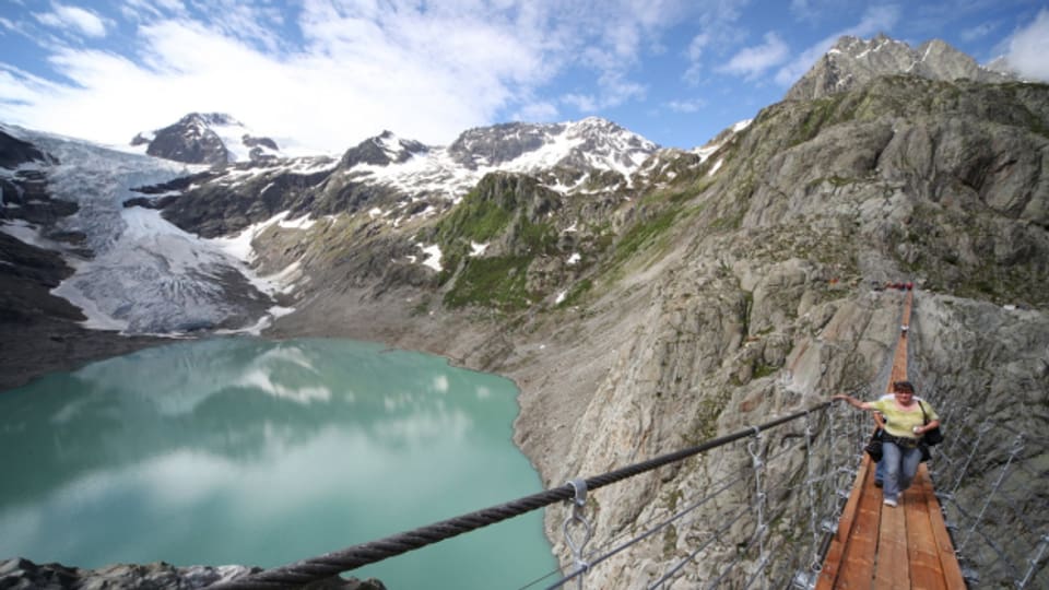 Die Triftbrücke im Berner Oberland zieht seit 2013 Menschen an