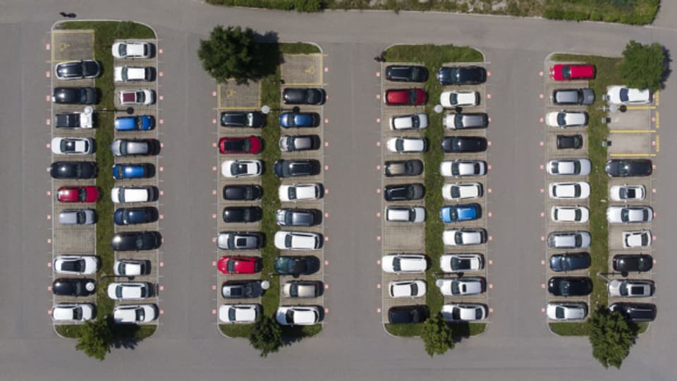 Die Berner Regierung sähe ein grosses Potential für Solaranlagen über Parkplätzen.